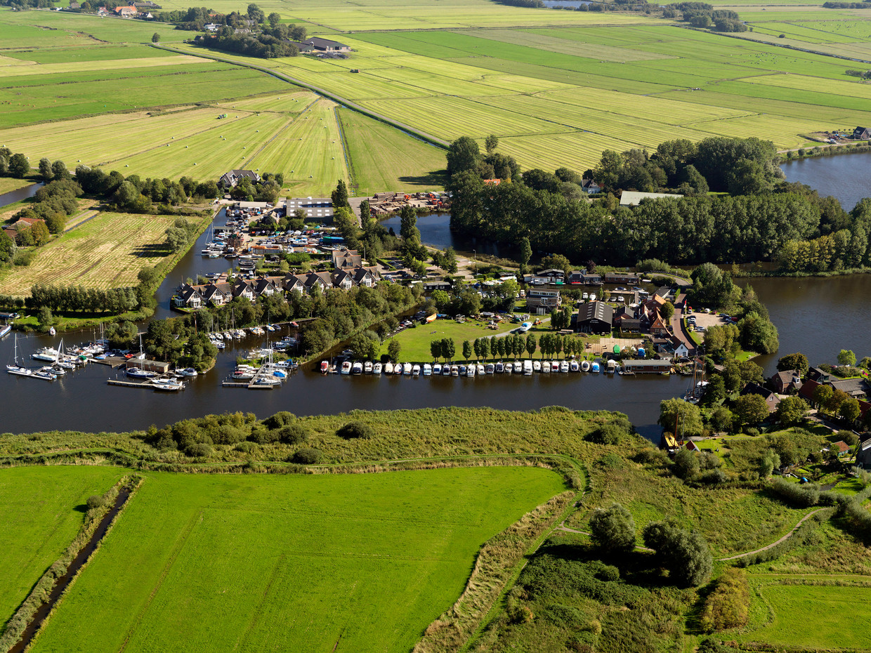 Warmte uit water kan in theorie alle 449 woonwijken in Noord-Holland verwarmen, zegt de provincie Noord-Holland. Hier het buurtschap Penningsveer in de gemeente Haarlemmerliede en Spaarnwoude, ten noordwesten van de Veerplas. Beeld ANP Nederlandse freelancers