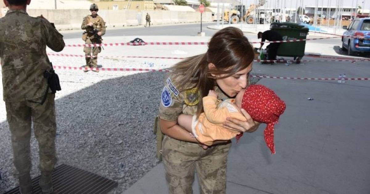 Des Soldats Turcs S Occupent D Un Bebe Afghan Separe De Sa Mere A L Aeroport De Kaboul Prise De Pouvoir En Afghanistan Nouvelles Du Monde