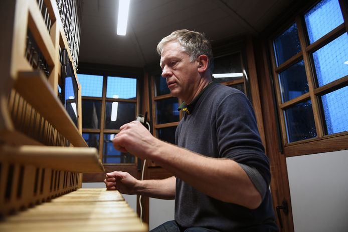 Beiaardier Luc Rombouts speelt in de Abdij van Park in Heverlee.