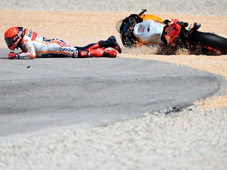 Marquez en Oliveira botsen en vallen uit in MotoGP