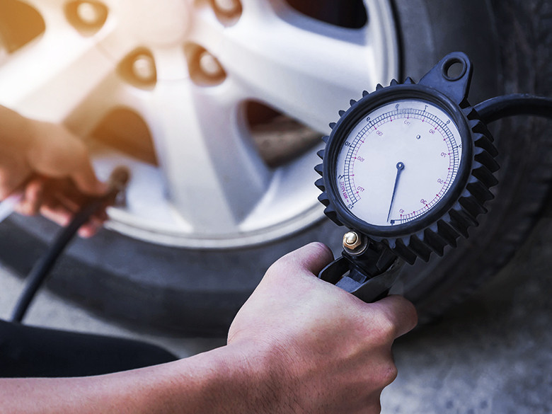 RIjden met te lage bandenspanning is gevaarlijk, slecht voor het milieu en kost extra brandstof.
