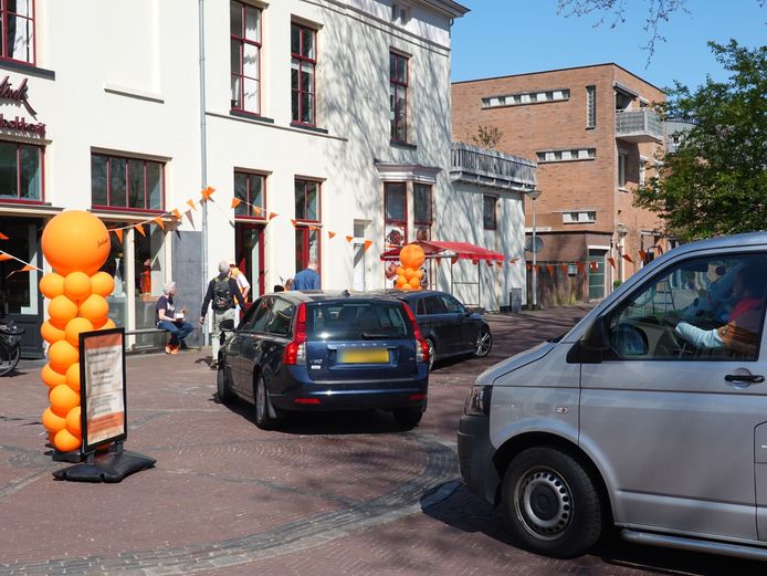Automobilisten verzamelen zich voor Banketbakkerij Jolink in Zutphen voor een oranje tompouce.