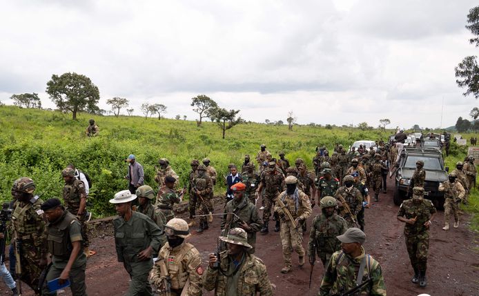 Soldaten van de Oost-Afrikaanse internationale troepenmacht en leden van de M23-militie in Congo.