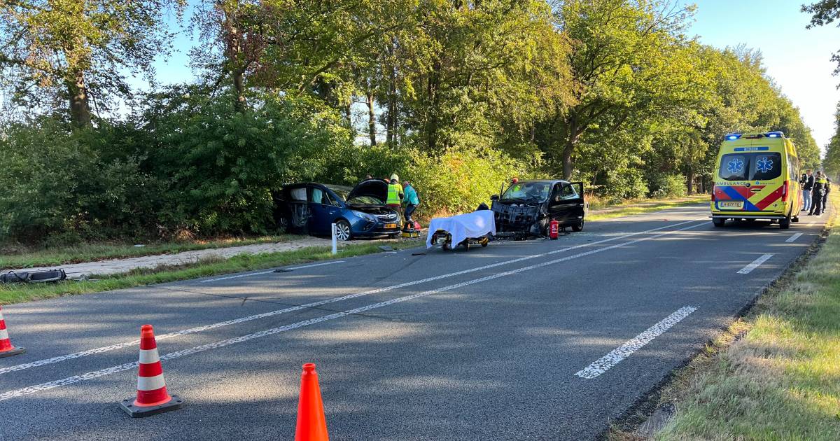 Vrouw naar ziekenhuis na botsing tussen drie auto’s in Putten.