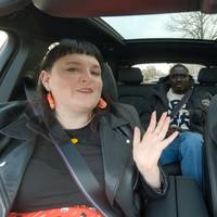 De outfits waarin de gasten met ‘onzichtbare’ aandoeningen poseren, lijken pantser dan wel statement