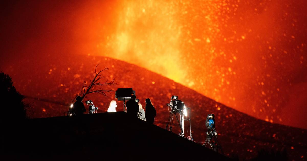 Brandweer op La Palma trekt zich terug wegens explosies vulkaan.
