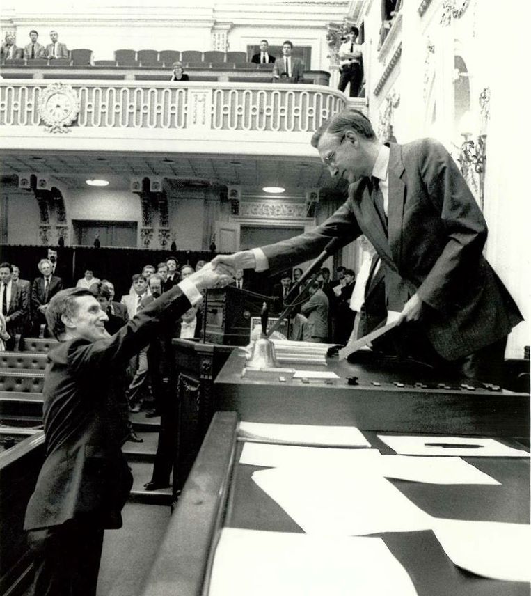 Marten Oosting schudt toenmalig Kamervoorzitter Dick Dolman de hand nadat hij is beëdigd als Nationale Ombudsman, 1987. Beeld  