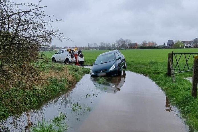 Een chauffeur schatte in de ondergelopen Beekveldrede in Wanzele de ligging van de zijgracht foutief in.