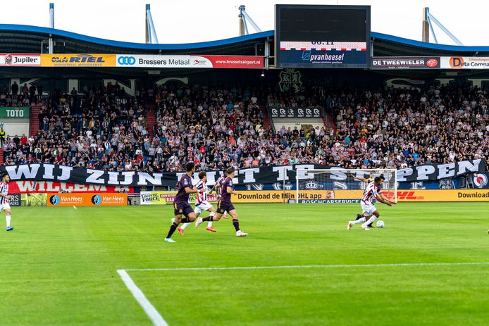 Tijdens het duel Willem II - FC Groningen zat er nog volop publiek in het stadion.