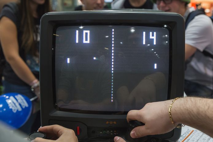 Het spel Pong op een oude tv, tijdens een spelletjesbeurs in Milaan in 2014.
