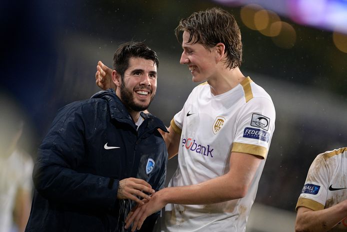 Alejandro Pozuelo (l) en Sander Berge met de brede glimlach na de 0-1-zege in Anderlecht.