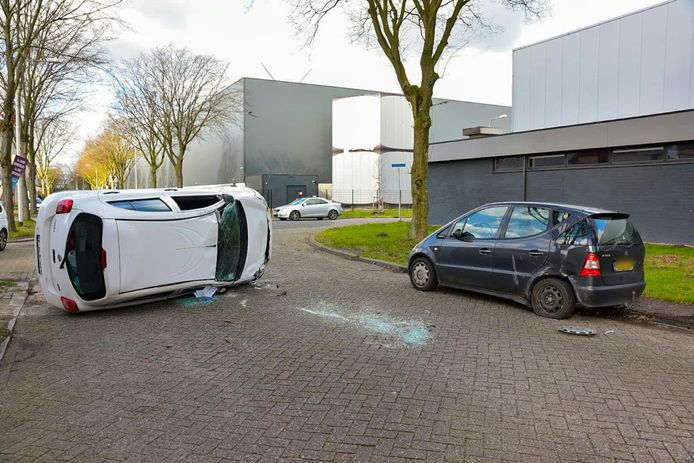 Een auto kwam zaterdagochtend in botsing met een geparkeerd voertuig in de Jules de Beerstraat en eindigde daardoor op z’n kant.