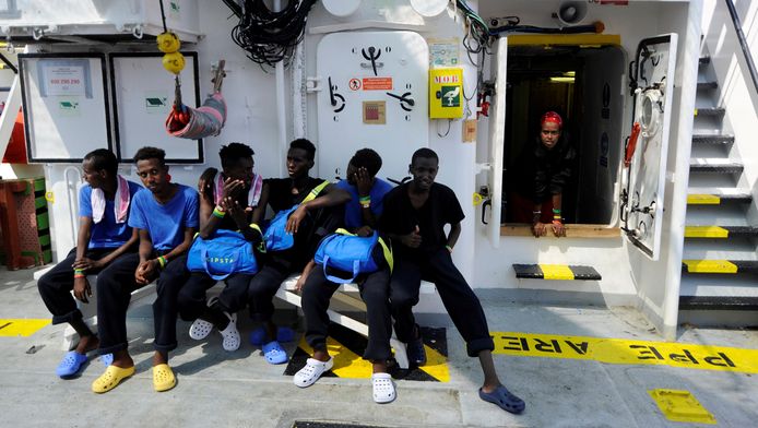 Six migrants de l'Aquarius.