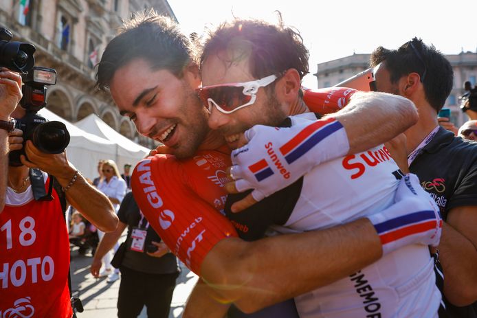 Tom Dumoulin viert zijn eindoverwinning in de Giro met ploeggenoot Laurens ten Dam.