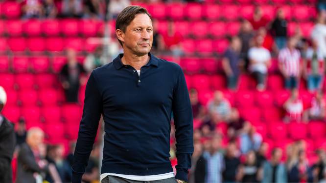 PSV-trainer Roger Schmidt feliciteert Ajax, al houdt hij het gevoel over dat er dit seizoen meer mogelijk was voor zijn team