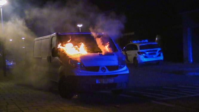 Bedrijfsbus in Enschede verwoest door brand