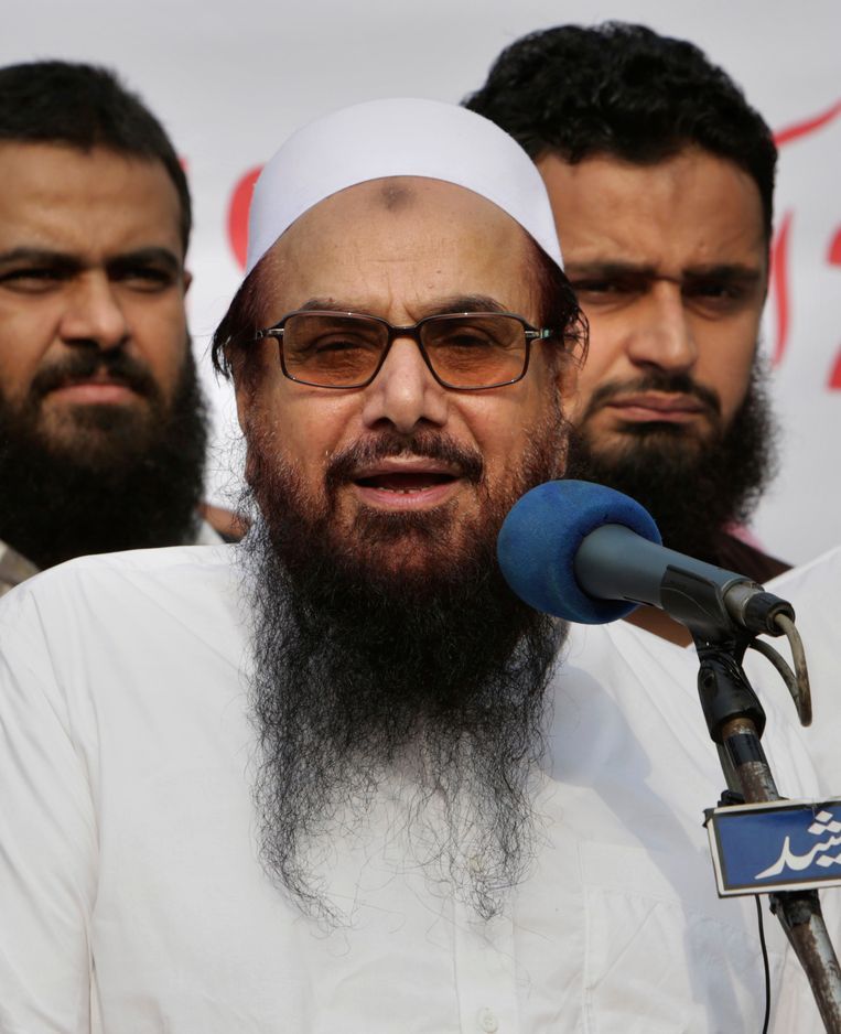 De woensdag opgepakte Pakistaanse prediker Hafiz Saeed spreekt een menigte toe tijdens een anti-Indiase bijeenkomst in Lahore, oktober 2018. Saeed wordt ervan verdacht het brein te zijn achter de aanslagen in Mumbai in 2008. 
 Beeld AP