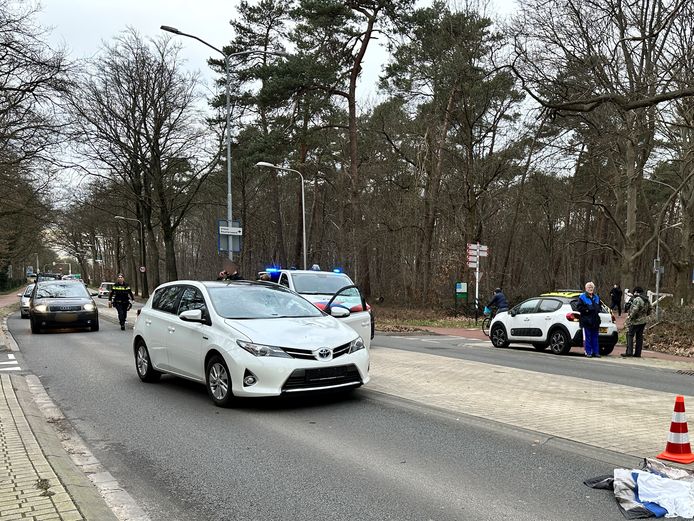 De hulpdiensten op de Scheidingsweg in Nijmegen na de aanrijding waarbij die een fietsster het leven kostte. Archieffoto ter illustratie.