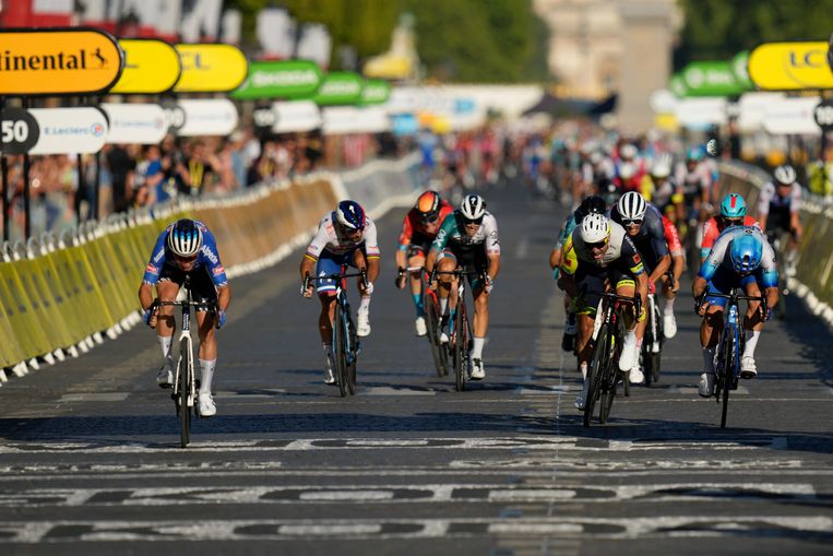 Jasper Philipsen (links) sprint sneller dan Dylan Groenewegen (uiterst rechts) en Alexander Kristoff. Beeld AP