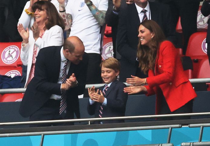 Prins William, prins George en Kate juichen het Britse team toe