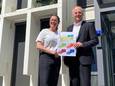 Schepen van economie Astrid Puts (Open Vld) en burgemeester Marino Keulen (Open Vld) met een voorbeeld van de kortingskaart.