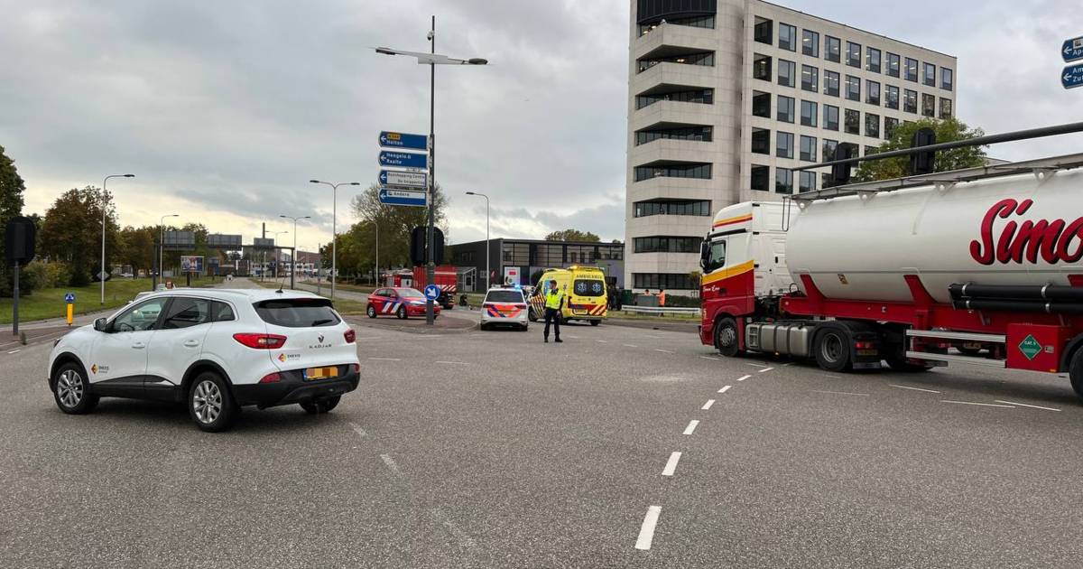 Vrouw zit bekneld na botsing met vrachtwagen op kruising in Deventer.