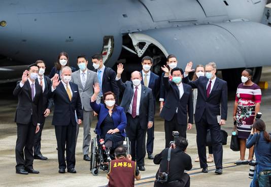 De Democratische senator Tammy Duckworth (midden) geflankeerd door haar collega's Dan Sullivan en Christopher Coons en de Taiwanese minister van Buitenlandse Zaken Joseph Wu op het vliegveld van Taipei (06/06/2021).