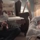 Papa zingt zelfgeschreven slaapliedje voor zijn baby
