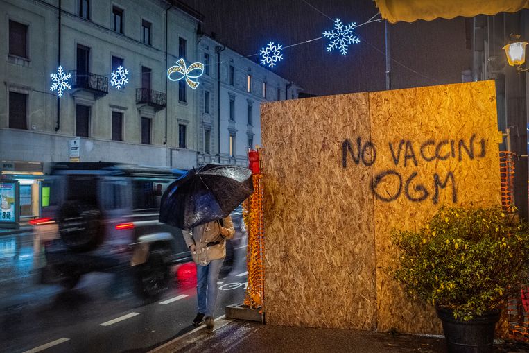 In het centrum van Bergamo zie je op verschillende plekken dit protest geschreven tegen vaccinatie. Beeld Patrick Post