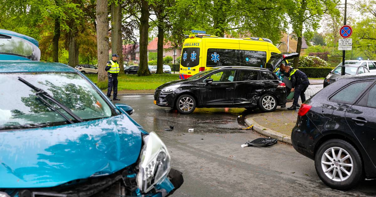 Vrouw naar ziekenhuis bij botsing tussen twee autos in Apeldoorn.