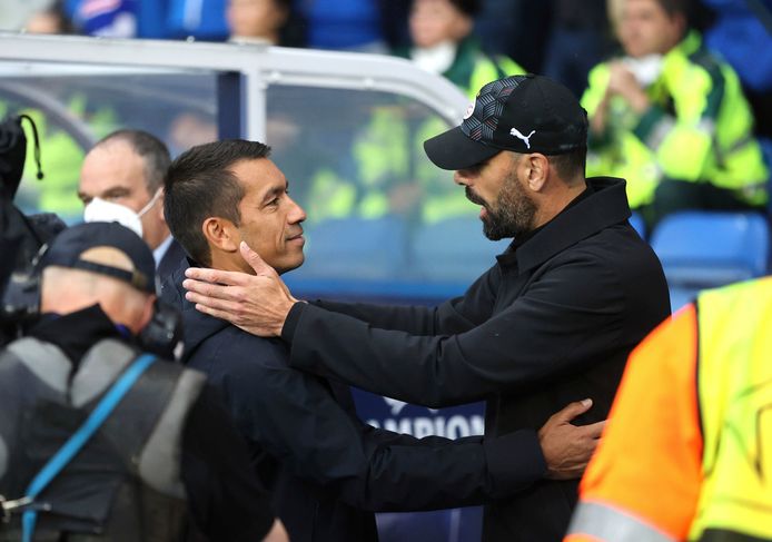 Giovanni van Bronckhorst (l) en Ruud van Nistelrooij voor de wedstrijd.