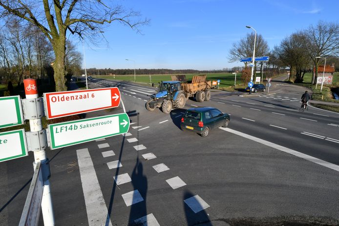Kruising Oldenzaalsestraat met de Landweerweg en Oude Deventerweg waar een rotonde komt.