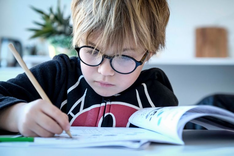 Kinderen zouden zelf hun huiswerk moeten maken, maar toch helpen ouders vaak te veel. Beeld BELGA