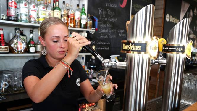 Verslaggever Danique draait een dagje volle bak mee in de horeca: ‘Ondanks vakantietijd is het vliegen’