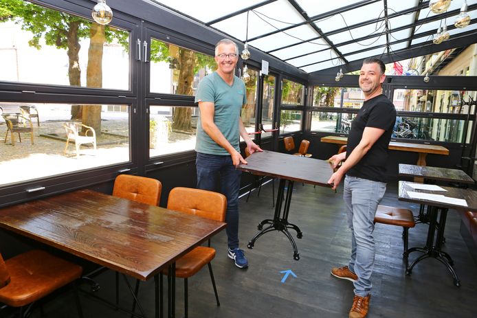 Marco Uijterlinde (links) van Grand café ‘t Gelagh is druk in de weer met het inrichten van zijn zaak aan de Varkenmarkt in Gorinchem.
