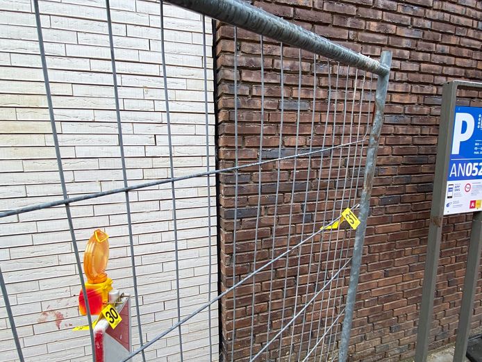 De Bisschopstraat en de Constitutiestraat waren een tijd afgesloten voor het verkeer. Op verschillende plaatsen waren bloedvlekken te zien van het slachtoffer.