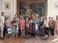 Jolien Geenens won een fiets, haar mama kwam hem ophalen.