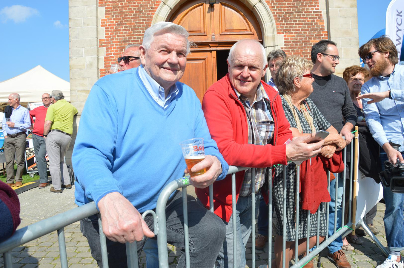 Willy Impens en Jan Van Eetvelde genieten van de Driedaagse op de Kapelmuur.