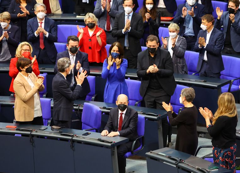 Applaus voor de nieuwe Duitse bondskanselier Scholz, woensdag na de officiële benoeming in het Duitse parlement. Beeld Reuters