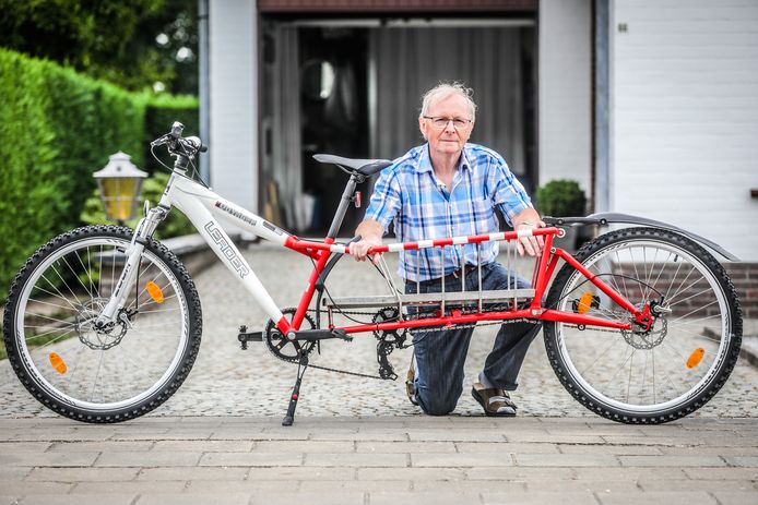 Uitvinder Gerard Vanpoucke uit Zedelgem met zijn plooibare bakfiets