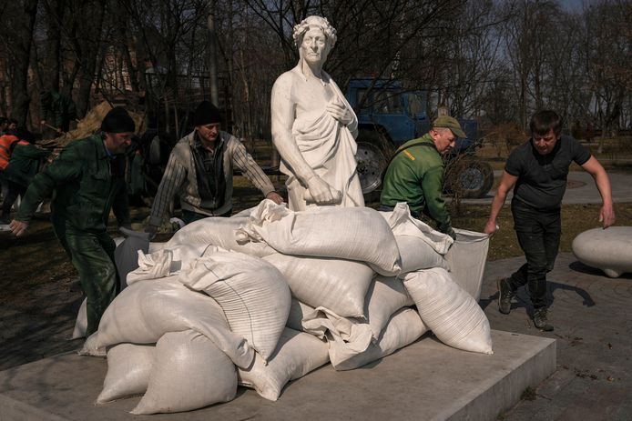 Vrijwilligers leggen zandzakken rond het standbeeld van Dante Alighieri in Kiev.