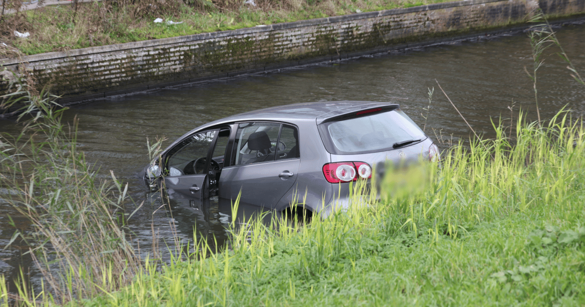 Bestuurder vergat handrem waardoor auto water in reed 112 nieuws