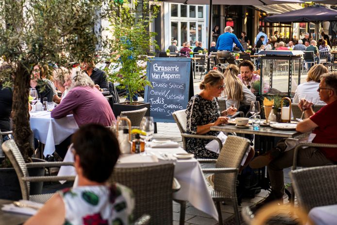 Het terras van Brasserie van Asperen aan de Veemarktstraat in Breda.