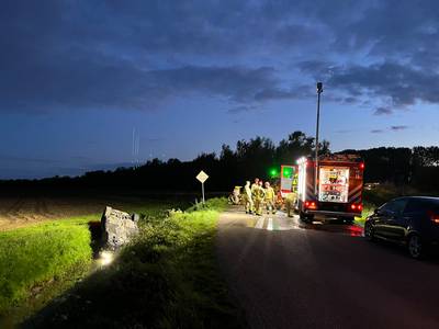 Auto met gezin erin belandt op zijn kop in sloot in Hank