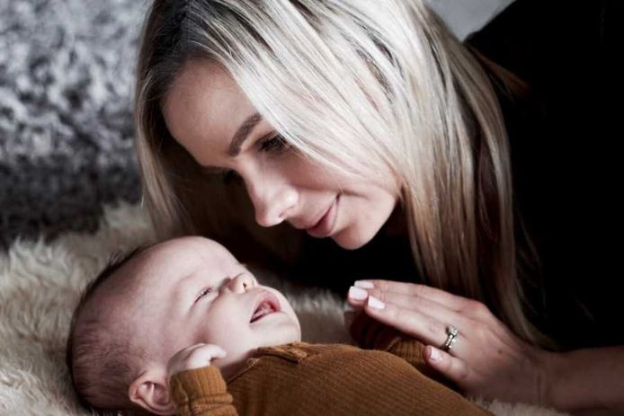 Olivia Hewetson met baby Leo