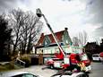 De brandweer kwam het gekraakte pand opnieuw dichtmaken.