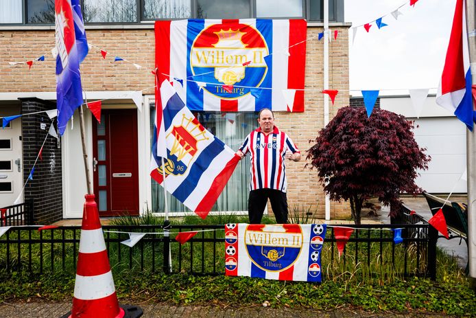 Iedereen mag weten dat Antoine Hijstek Willem II-supporter is. Met zijn versierde voortuin wil hij club en spelers een hart onder de riem steken.