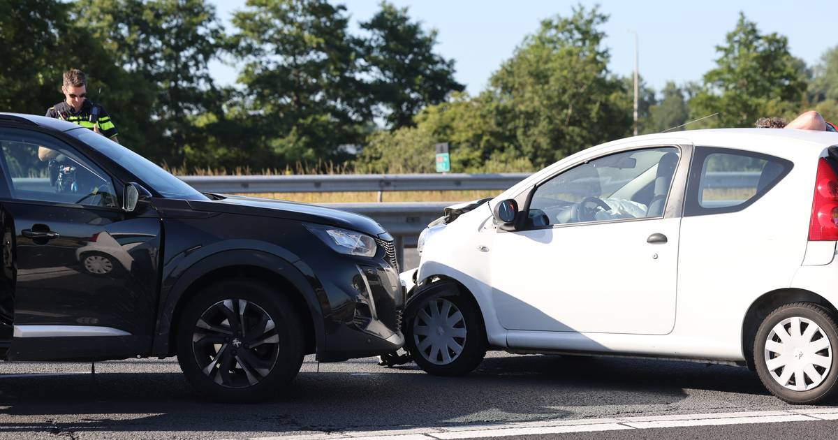 Drie rijstroken dicht na ongeval op A28 bij Nieuwleusen.