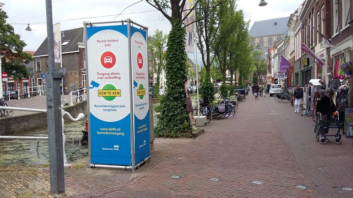 Weggebruikers worden geattendeerd op de kentekenregistratie in de Delftse binnenstad.