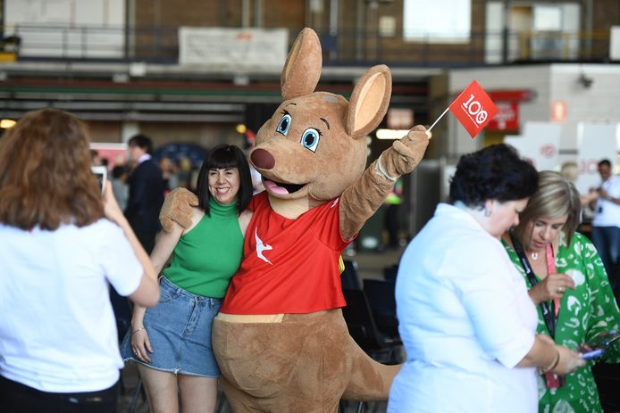 Bezoekers poseren met een kangoeroe-mascotte van Qantas.